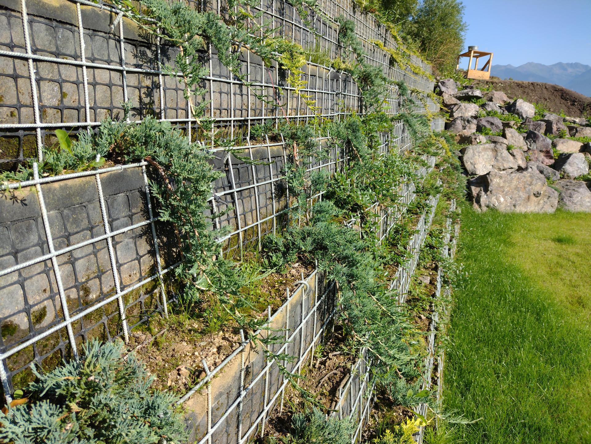kosto13 - Strmý ekologický vegetačný svah GreenSteel pred osadením vegetácie. Liptovský Ján 2019.