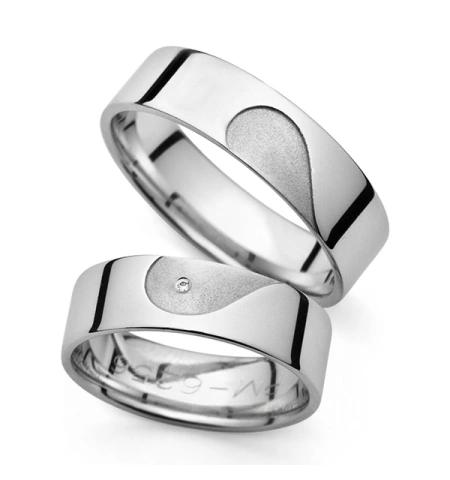 Milá nevěsto, 👰‍♀️
hledáš krásné snubní prsteny, které Tě nezrujnují? Tak se koukni na můj web, na kterém najdeš slevu až 33%!

Které prsteny patří mezi mé oblíbené?

Nosíš ráda šperky z bílého i žlutého zlata? Pak jsou snubní prsteny Arya to pravé pro Tebe!🤍💛  Na originalitě jim dodává jemný vzor proužků. Dámský prsten je doplněný o blyštivé kameny a navíc působí jako dva kombinované prsteny, které jsou teď velmi trendy. 💫 Více o prstenech Arya se dočteš zde: https://lily.cz/snubni-prsteny/vicebarevne/arya-snubni-prsteny-z-kombinovaneho-zlata

Miluješ kamínky a jsi věřící? V tom případě potřebuješ prsteny ze žlutého zlata Katarina!💛 Najdeš na nich lekslý povrch i jemný vzor a dámský prsten má křížek z kamínků. Prostě úchvatné. 🤩 Více o prstenech Katarina se dočteš tady: https://lily.cz/hledej/katarina-snubni-prsteny-ze-zluteho-zlata

Zamiluj se do snubních prstrenů Marion. Tyto prsteny z bílého zlata společně tvoří jedno srdce, tak jako vy spolu tvoříte svůj život. 🤍 Prestny jsou romantické a přesto decentní, podívej se na ně tady:  https://lily.cz/hledej/marion-snubni-prsteny-z-bileho-zlata

Mrkni se na můj web a vyber si ze stovky jiných krásných snubních prstenů a užij si 33% slevu!

S láskou,
Tvá Lily💖 - Obrázek č. 3