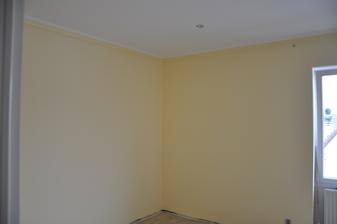 Farba natreta. Ciernu farbu krasne prekryla.