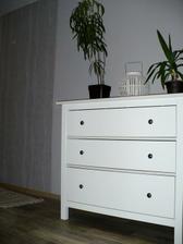 nová hemnes komoda na horní chodbě