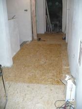 téměř hotová pokládka OSB desek na chodbě, 4.10.2011