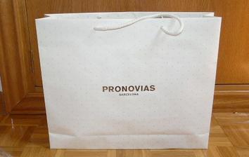 Nevěsta si vyzvedla spodničku a za týden budou doma už i šaty:)