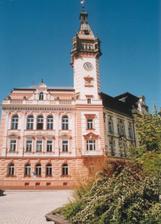 Obřad bude klasicky na radnici. Obřadní síň je nově zrekonstruovaná, štukovaná a s klimatizací.