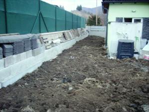 zem ... a teraz ručne plieť a zrovnávať