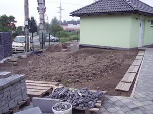 ideme upravovať pozemok
