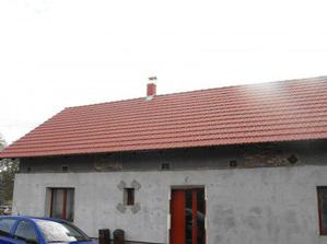 Pohled na část hotové střechy ze zahrady