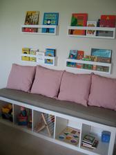 Kallax http://www.ikea.com/cz/cs/catalog/products/00275848/ + police bekväm