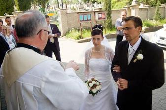 Pozorně posloucháme farářovi instrukce.