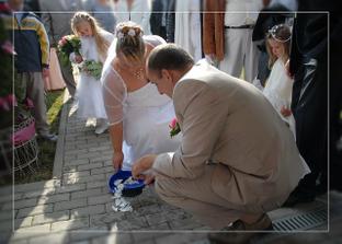 Střepů štěstí bylo hodně (krásně se rozbil talíř i s přípitkovýma skleničkama)