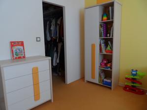 nábytok sme vyberali so zvýšeným otvoreným dnom kvôli podlahovému vykurovaniu, šatník bude zvnútra uzavretý posuvnými dverami