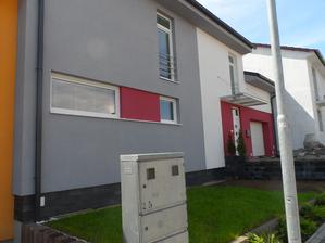 uličná strana je severná, ja som na rozdiel od manž. chcela väčšie okná, ale nedal si povedať a architekt nám pôvodne navrhol ešte menšie na prvom podlaží