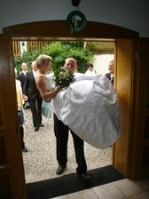 Ženicha sice bolely záda,ale zvládl to!