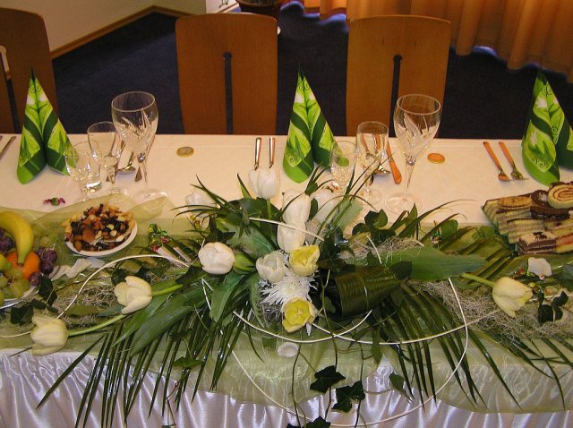 Majkas-ine pripravy - ikebana na hlavnom stole, vidno aj nase pohariky