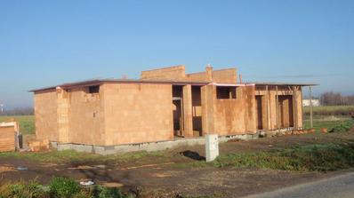 Uz dobudovana galeria... chyba este strana od zahrady, cakame kym zatvrdne beton v preklade. 21.11.2010