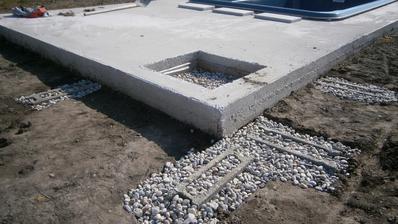 "suche zaklady" pre bud. betonove kochliky, hlbka 80cm v nemrznucej vrstve, popripade nadbytocna voda pretecie a kamene nenadvihne mraz.