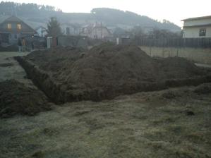 Streda 21.03.2012 ráno pečiatka na stavebné povolenie a poobede základy vykopané.