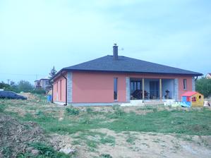 Konečně fasáda - cihlová barva, na fotkách vypadá růžově.