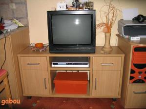 stůl pod televizi..náš první svatební dar..od brášky s rodinou..mooooc děkujeme ;-)