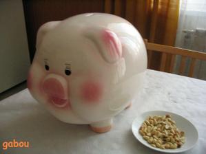 další svatební dar..od Honzových kamarádů volejbalistů - porcelánový pašík plný kovovek :-D