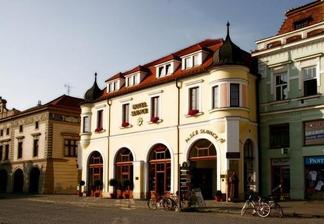 Svatební hostina bude v klimatizovaném (bude srpen :-)) hotelu Slunce v Uherském Hradišti.