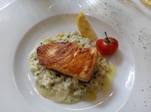 Kvůli "dietářům" nebude klasická svíčková, ale: Filet lososa podávaný na parmezánovém rizotu doplněný o rukolový salátek s cherry rajčátky