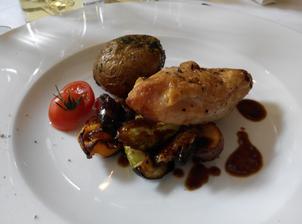 Další návrh jídla kvůli "dietářům - Grilované prsíčko z kukuřičného kuřátka s restovanou zeleninou, brambůrky grenaille a bylinkovým pestem (degustační porce)