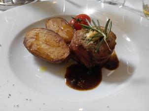 A poslední návrh jídla - Špalíky vepřové panenky plněné rokfórovým sýrem a bylinkami v přebalu anglické slaniny, pečené brambory s gervais (také degustační porce)