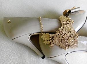 Zlatavý šperk na krk a boty značky MENBUR z lakované tělově zbarvené kůže a detailem zlatavého plameňáka :-)