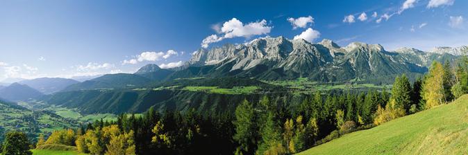 Horský masiv Dachstein s lanovkou, ledovcem a ledovcovým palácem. Tam se snad také všude podíváme :-)