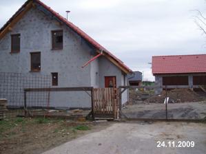 Domeček komplet "natažený", napojujeme kanalyzaci