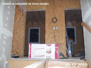 Pohled ze schodů na chodbu v patře