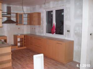 A tady v pravo v rohu lednice