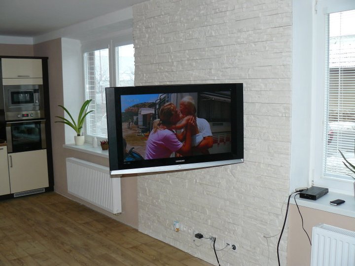 Byteček :-) - stěna obložená, televizka visí :))