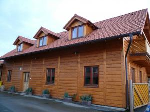 Tak tady bude hostina - je to sice jenom sal - tim myslim ze tam nevari ale jinak je tam vsechno zarizene. Jidlo mame objednane z jedne super restaurace. Cela budova je nova a moc se nam tam libi. Je tam i spani (asi 4 pokoje - celkem 13 lůžek takže