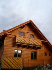 zepředu - ještě se tam dodělává zídka - ale do svatby bude všechno hotové