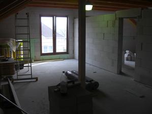 pohľad z kuchynskej časti do spojenej obývačky