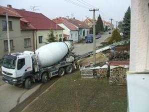 takhle náš mix cele dopoledne blokoval silnici