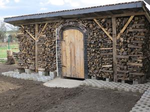 pivnica konečne dokončená aj s prístreškom na drevo