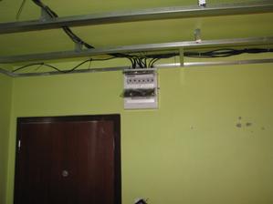 chodba elektrika hotova-znizuje sa strop...