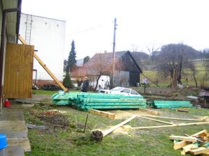 Začalo to materiálem na střechu..