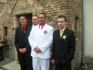 moje láska a svědek ten napravo