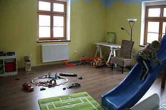 Psací stůl jsem nevychytala, nenapadlo mě, že vůbec ne všechny desky systému Amon/Vika pasují ke všem nohám - desku musím koupit větší. No a rozmístění nábytku samozřejmě není konečné, podél zdi nalevo přibudou komody, stůl se posune pod druhé okno..