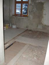 Tady je ještě ta šína, nyní už vyndaná, bordel vynesený a nahrazený polystyrenem (což zvedlo strop v kuchyni našich a mají tam 1cm prasklinu), nový záklop.