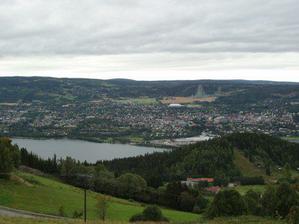 Pohled na Lillehammer. To bílé uprostřed je olympijská hokejová hala, nad ní skokanské můstky. My bydlíme od zimáku nalevo.