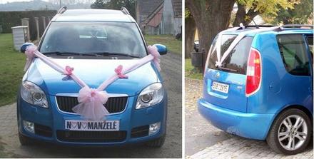 Vyzdobili jsme pouze naše novomanželské auto (den předem) - a jeli jsme už na obřad společně. Zepředu motýlci, zezadu jen jednoduše ozdobené...