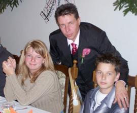 Manžel s dětmi ve vyjímečně klidné chvilce... ;o) Teď už jsem součástí této spokojené rodinky i já...