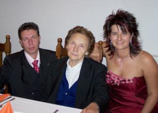 S manželovou čupr babičkou... A to je jí bezmála 85 let!