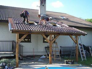 A už se to rýsuje, velký luxus - pergola se střešníma oknama ;o)