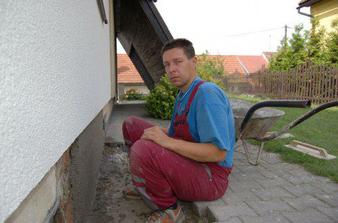 9.8.09 Jelikož včera manžel odpočíval a jenom dohlížel, dneska se pustil do opravy podezdívky.