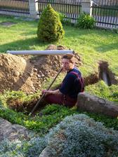 27.-28.4.10 Rozkopali mi skalku a kytky... No ale není ještě dodělaný od loňska svod vody, takže je to nutnost.